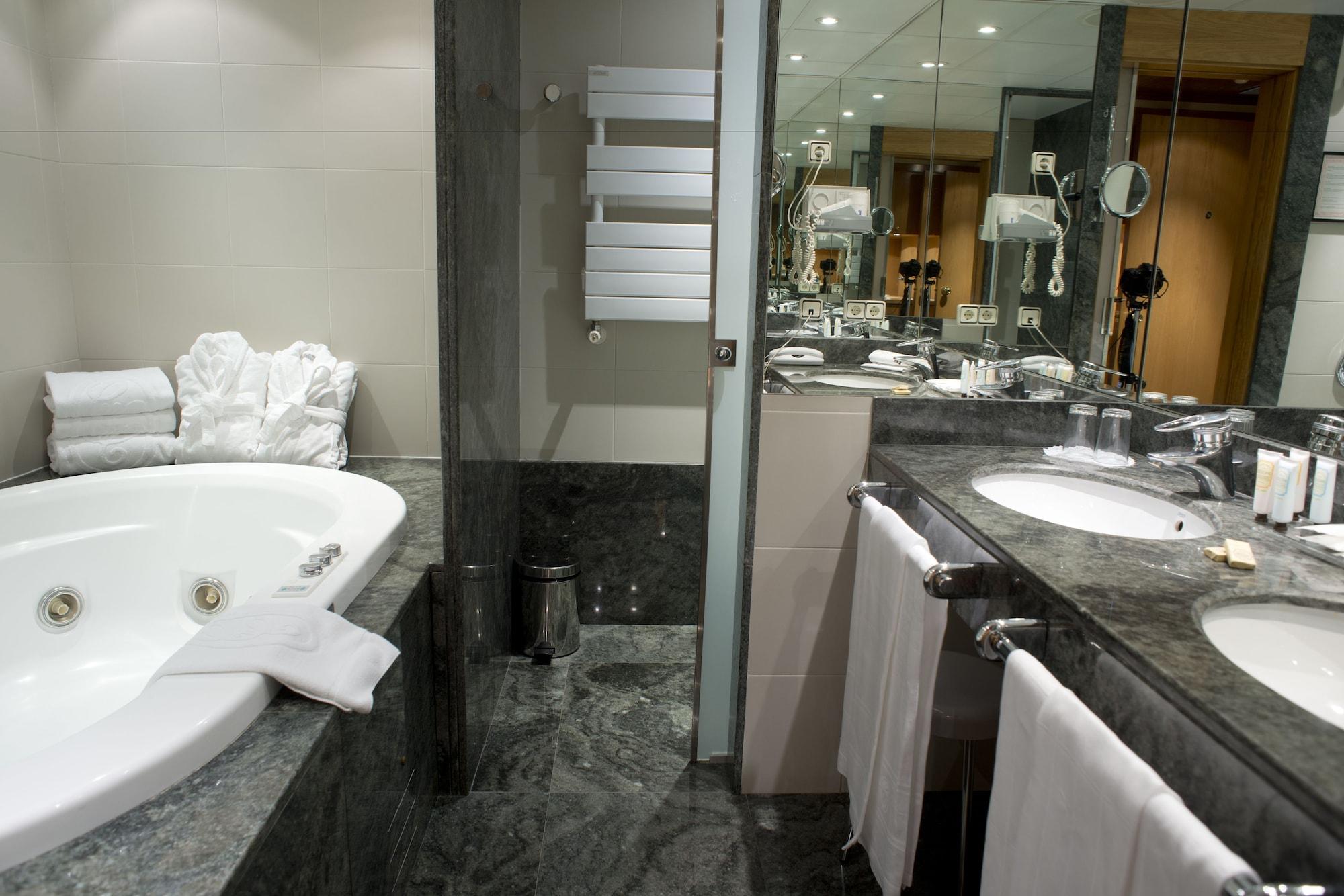 A Casa Canut Hotel Gastronomic Les Escaldes Екстериор снимка Bathroom
