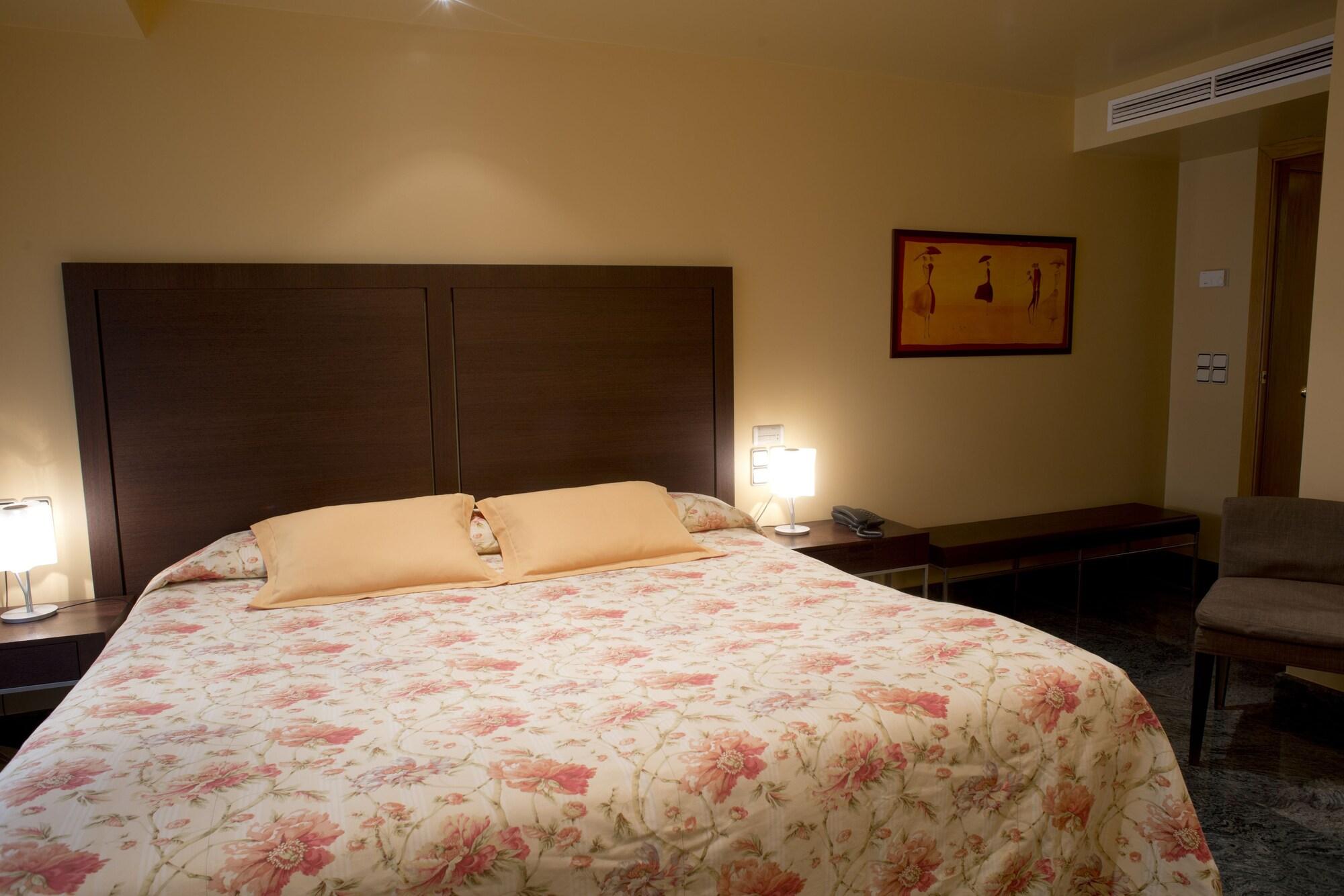 A Casa Canut Hotel Gastronomic Les Escaldes Екстериор снимка A bedroom at the hotel