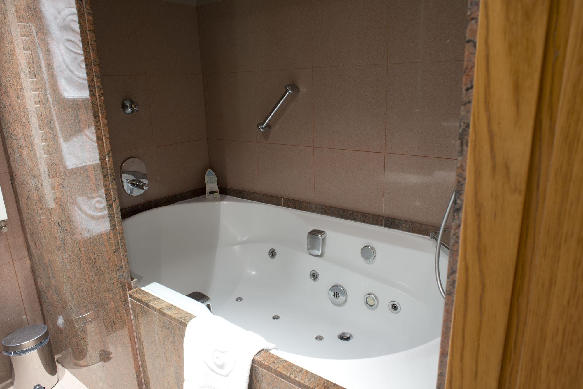 A Casa Canut Hotel Gastronomic Les Escaldes Екстериор снимка A whirlpool bathtub