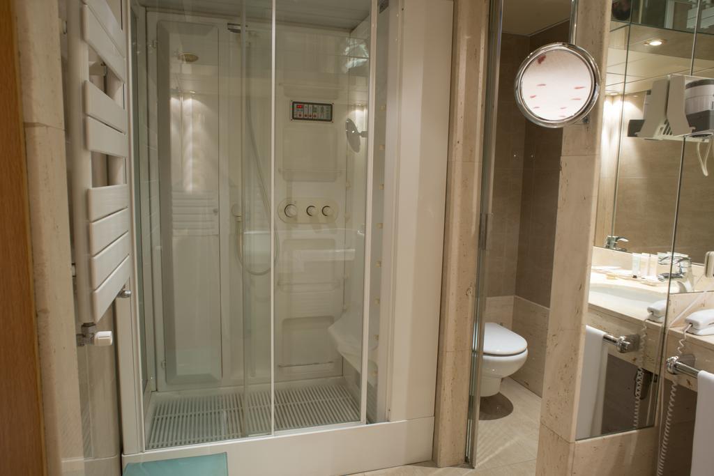 A Casa Canut Hotel Gastronomic Les Escaldes Екстериор снимка A shower cubicle