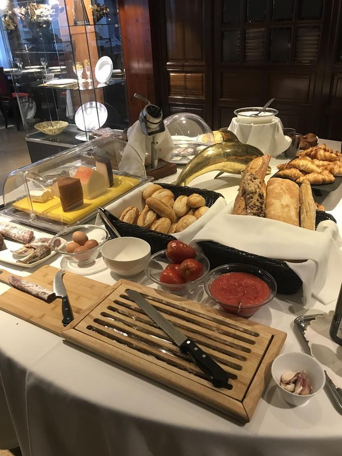 A Casa Canut Hotel Gastronomic Les Escaldes Екстериор снимка A breakfast buffet at a hotel