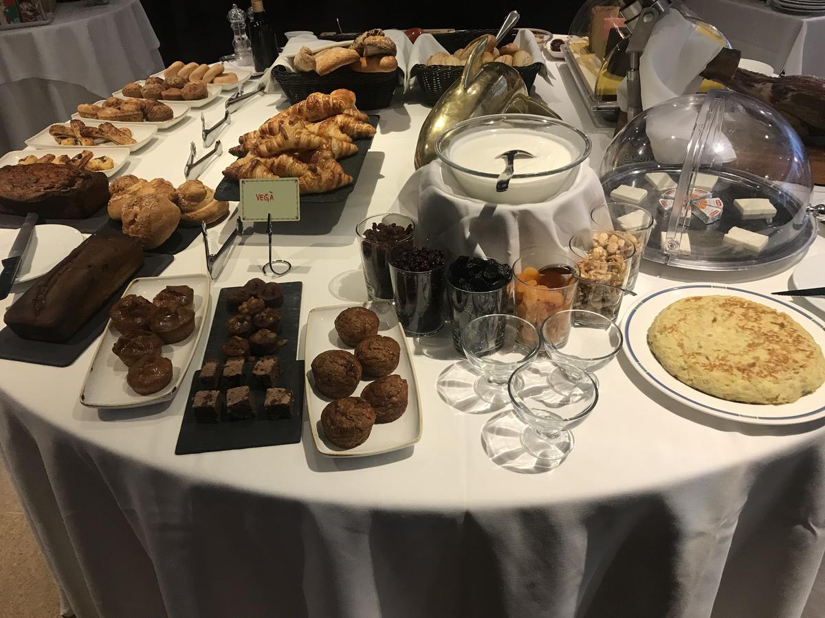 A Casa Canut Hotel Gastronomic Les Escaldes Екстериор снимка A selection of afternoon tea desserts