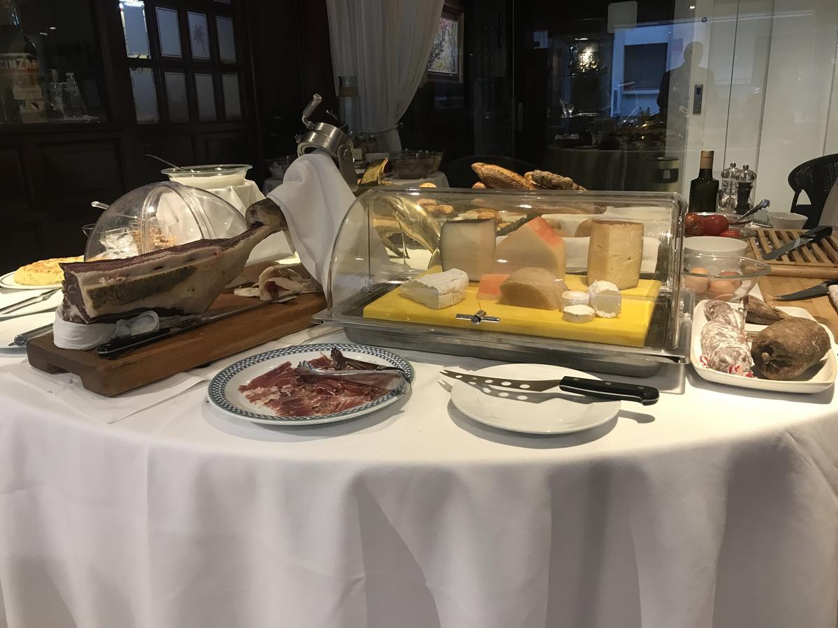 A Casa Canut Hotel Gastronomic Les Escaldes Екстериор снимка Cheese and charcuterie at a buffet