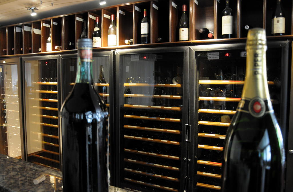 A Casa Canut Hotel Gastronomic Les Escaldes Екстериор снимка Wine lockers